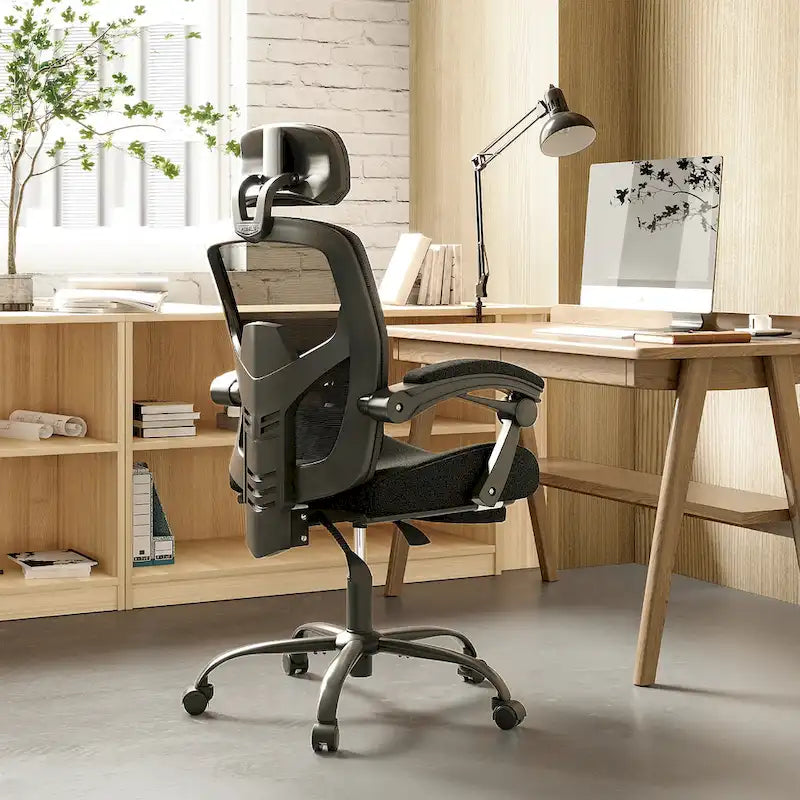 Fauteuil de bureau ergonomique à dossier haut en maille avec support lombaire et repose-pieds escamotable