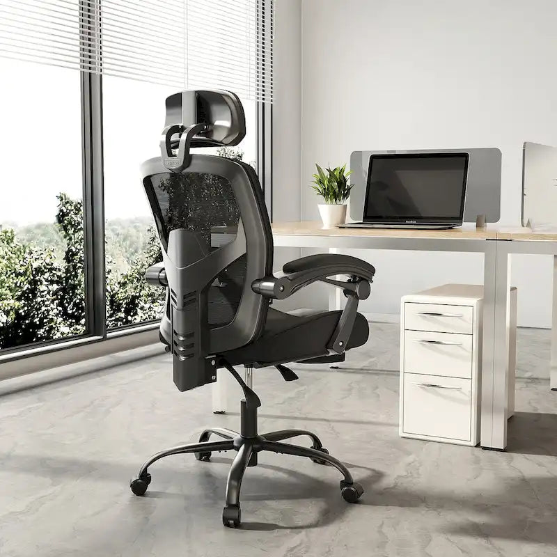 Fauteuil de bureau ergonomique à dossier haut en maille avec support lombaire et repose-pieds escamotable