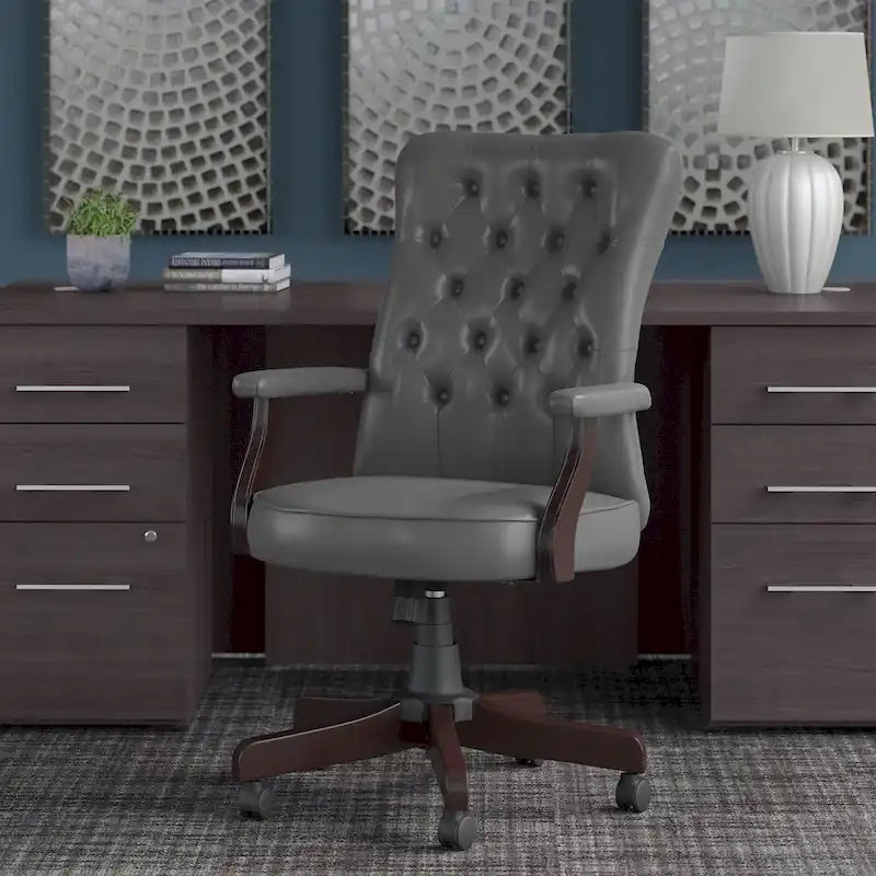 Chaise de bureau capitonnée à dossier haut avec accoudoirs
