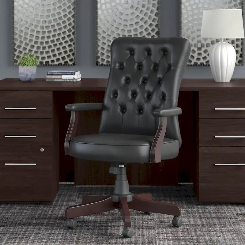 Chaise de bureau capitonnée à dossier haut avec accoudoirs