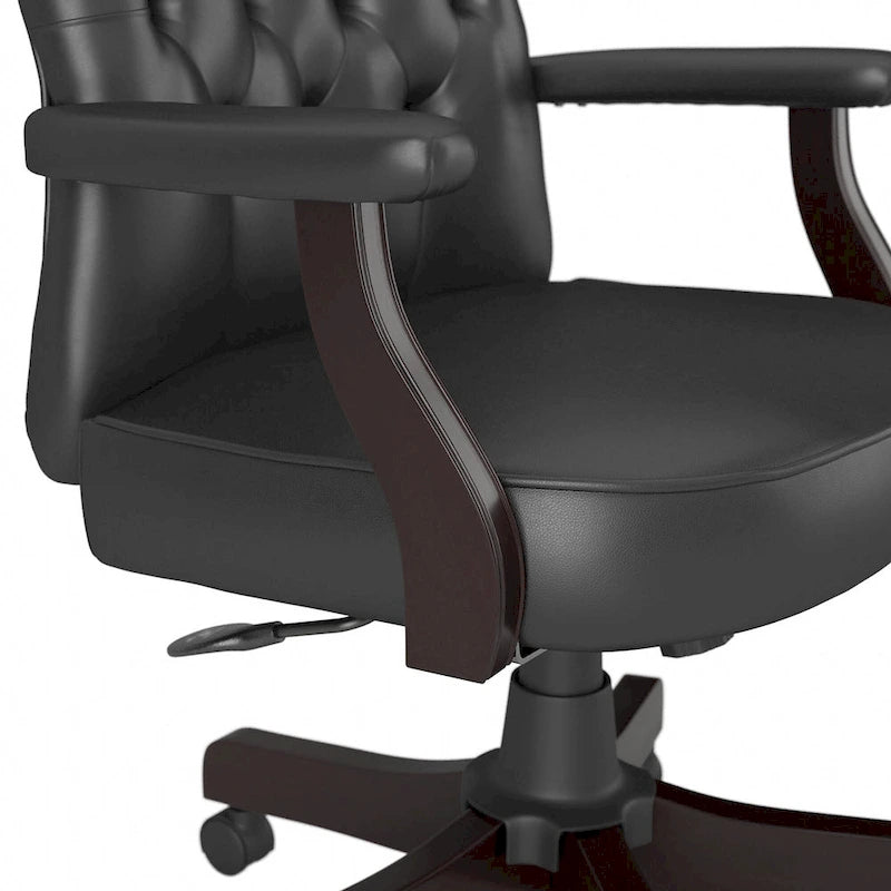 Chaise de bureau capitonnée à dossier haut avec accoudoirs
